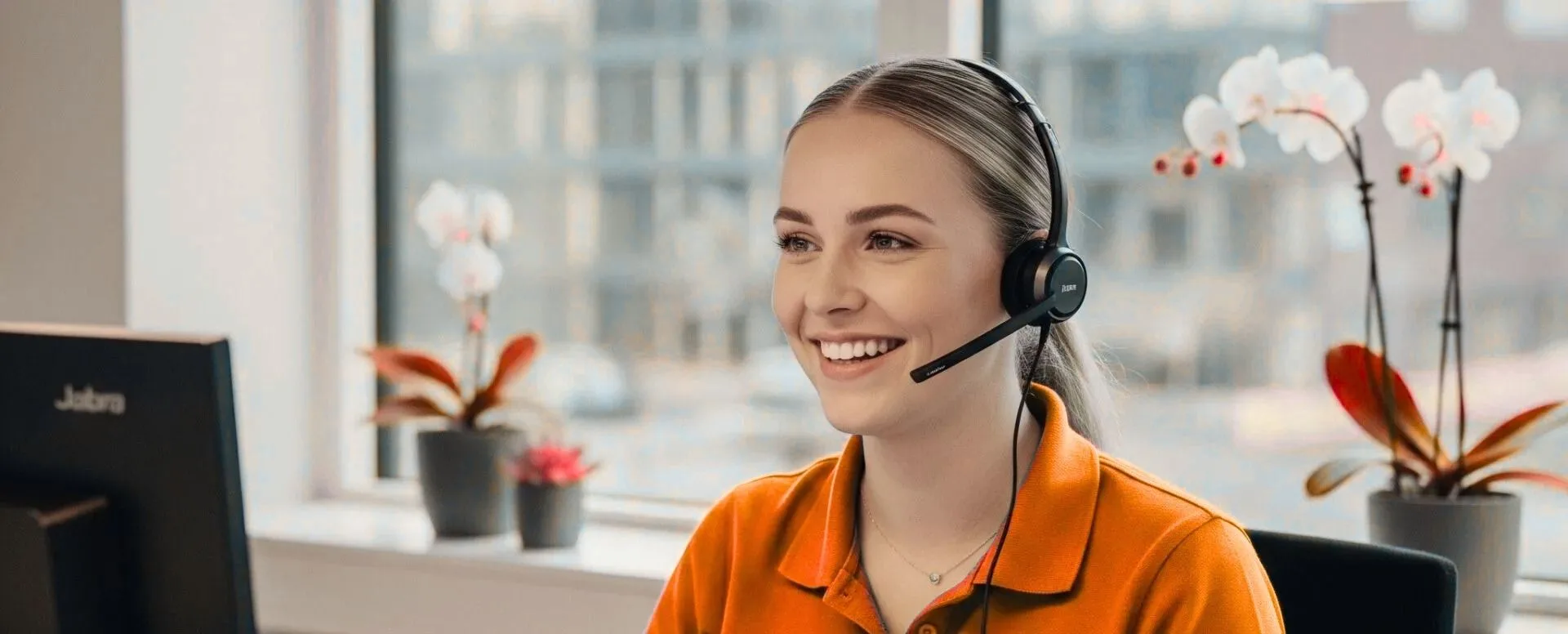 brandvagt medarbejder smiler med headset