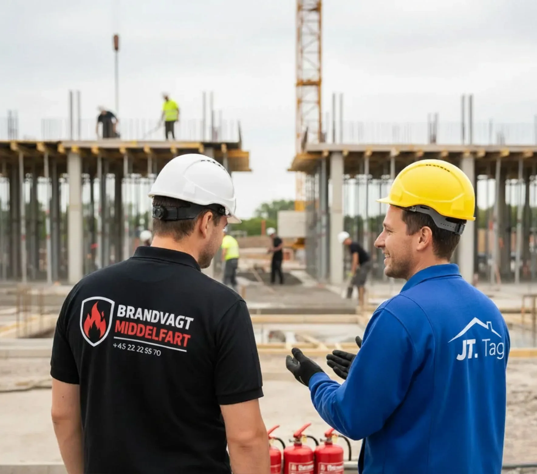 brandvagt middelfart samarbejder med tagdækker på aktiv byggeplads med brandslukkere og sikkerhedsudstyr